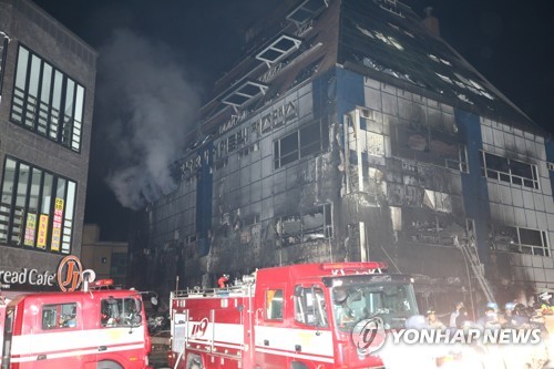 삽시간에 29명 사망…유독가스·탈출로 봉쇄 화 키워