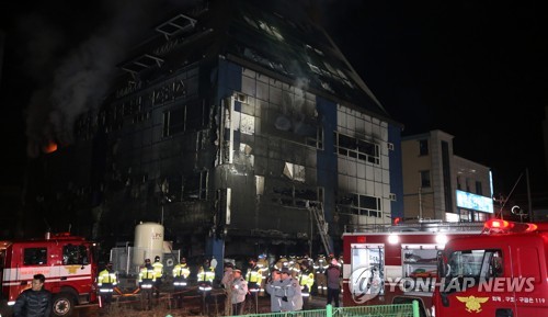 삽시간에 29명 사망…유독가스·탈출로 봉쇄 화 키워