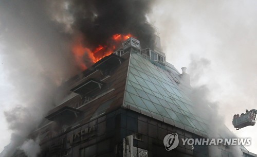 제천 화재 사망자 2층 여성사우나 집중… 남탕은 피해 없어 대조