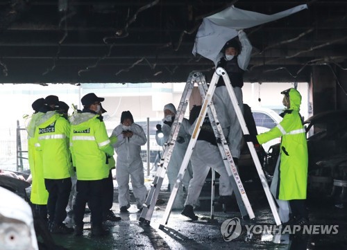 제천 참사 건물주 묵비권, 관리인 진술번복… 수사 난항