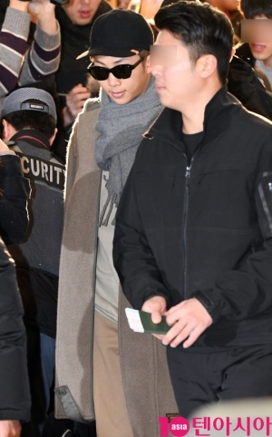 [TEN PHOTO]방탄소년단 RM &#39;특급 경호 받으며 출국&#39;