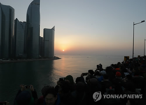 광안대교 조명으로 새해 카운트다운…해맞이축제 행사