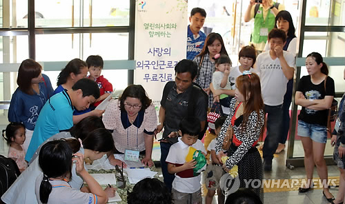 외국인 25％ 건강보험 미가입… "병원비 부담에 진료 못받아"