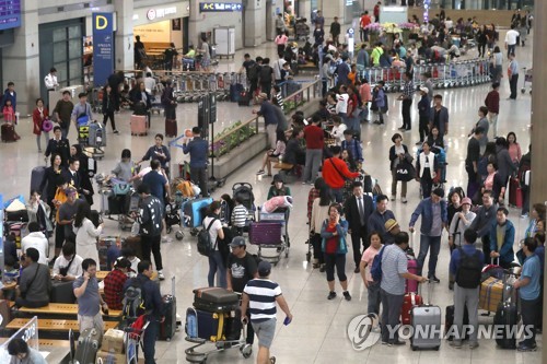 해외여행객 늘고 유커는 뚝… 10월 서비스수지, 역대 최대 적자