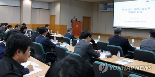 [2018 경제] 어르신 1만1천원 통신비 감면·한중일 로밍요금 인하