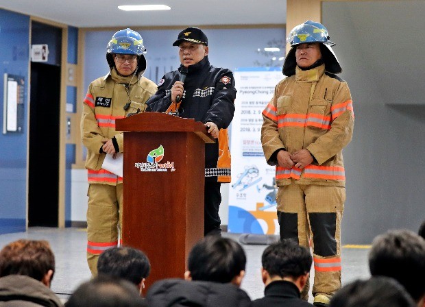 "늑장구조 아니다… 불법 주차 차량 이동과 LPG 가스통 폭발 방지 작업에 시간 걸려"