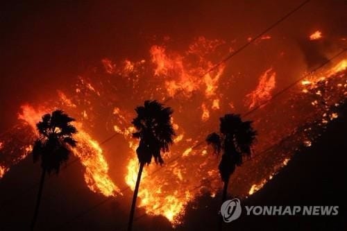 미국 캘리포니아 또 '통제불능' 산불… 여의도면적 70배 태우고 확산