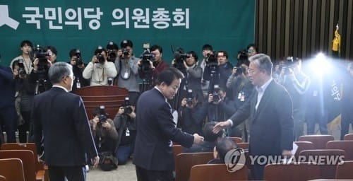 국민의당 통합반대파 "안철수 끌고라도 오라"… 불신임결의 추진