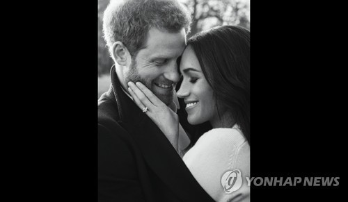 영국 해리왕자-마클 공식 약혼사진 공개… 8000만원짜리 드레스
