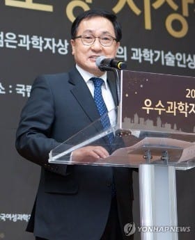 유영민 과기장관 "병원 연구·창업 막는 규제 정비할 것"