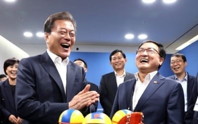 문 대통령, 과학기술자문회의 주재… 미래과학자와 대화