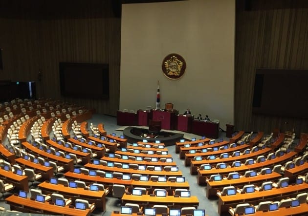 국회 개헌특위 상견례부터 기싸움…개헌 시기 의견차 '팽팽'