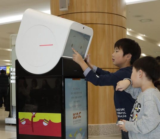 김포공항에서 시범운영하고 있는 공항안내 로봇