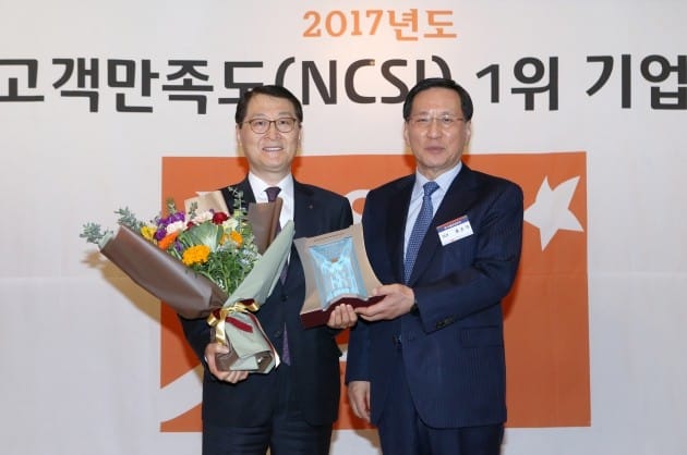 5일 오전 소공동 롯데호텔에서 진행된 한국생산성본부 주관 2017 국가고객만족도(NCSI) 1위 기업 인증식에서 (사진 좌측부터)신한은행 위성호 은행장과 한국생산성본부 홍순직 회장이 기념촬영을 하고 있다.