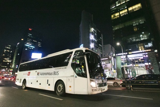  KT 대형 자율주행버스가 5일 서울 도심지역을 자율주행으로 시범 운행되고 있다./사진=KT