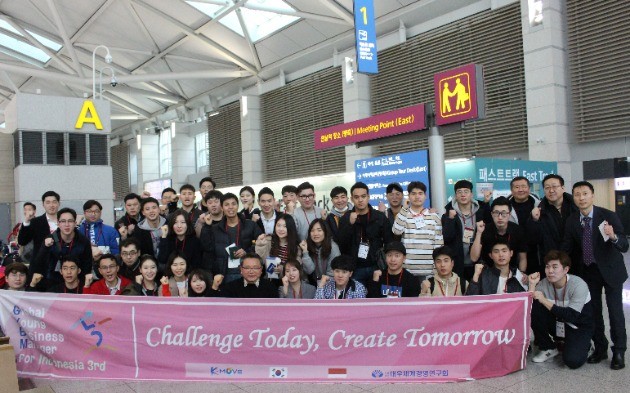 인천공항에서 현지 연수를 위해 인도네시아로 떠나는 글로벌 청년사업가들.