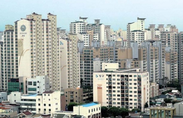 지방 부동산시장 약세에도 불구하고 학군이 우수한 동네의 아파트값은 강세를 보이고 있다. 지난해 9월 투기과열지구로 지정된 대구 수성구 범어동 아파트단지.  /한경DB 