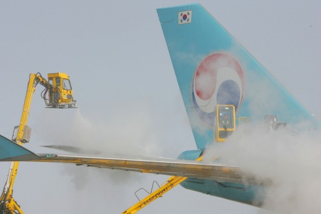 '제주공항 폭설' 항공기 결항·지연 '속출'…김포발 첫 비행기 회항