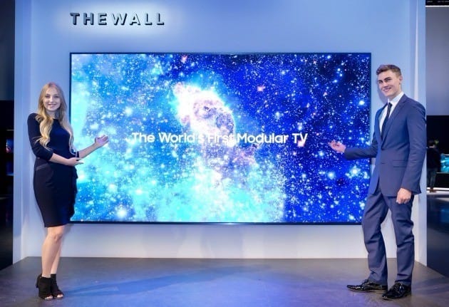 'CES 2018'에서 삼성전자는 146형 마이크로LED TV '더 월'을 공개해 OLED TV 진영에 맞불을 놓았다. 