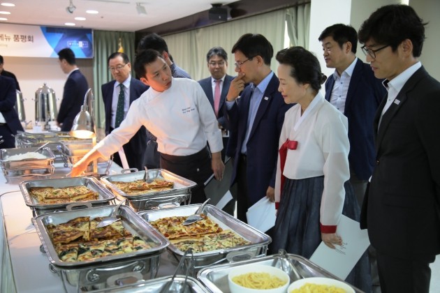 레시피 바꾸고 외국인 입맛 맞추고…'한식 알리기' 나선 유통가