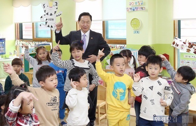 지난해 10월 인천의 한 유치원을 찾은 김상곤 부총리. / 사진=한경 DB 
