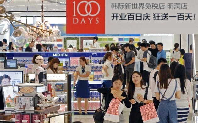 오는 24일부터 중국 최대 명절인 춘제 기간이 시작된다. 국내 백화점들은 중국인 관광객들의 마음을 사로잡기 위해 마케팅 총력전을 펼친다. ◎한경DB