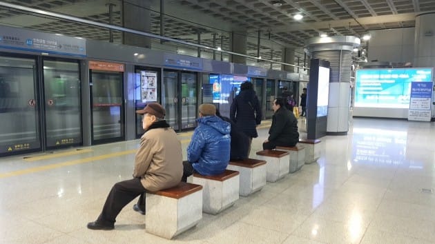 인천공항 1터미널역에서 2터미널역으로 이동하기 위해 공항철도를 기다리고 있는 어르신들. 강준완 기자
​​​​​​​