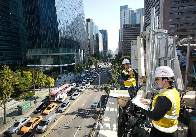 SK텔레콤 5G연구원들이 ‘을지로 5G 시험망’에서 5G 기지국을 시험하고 있다./사진=SK텔레콤