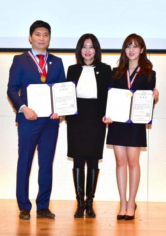 한국방문위원회는 23일 오후 1시, 서울 중구 페럼타워 페럼홀에서 ‘명예미소국가대표 위촉식 및 종사자 미소국가대표 간담회’를 개최했다. 왼쪽부터 유승민 IOC 선수위원, 한경아 한국방문위원회 사무국장, 배우 김소현 .
