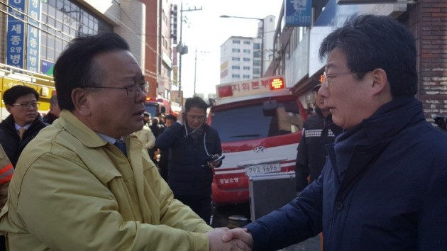 유승민 바른정당 대표가 밀양 화재 현장에서 김부겸 행정안전부 장관을 만나고 있다. 사진=바른정당 제공