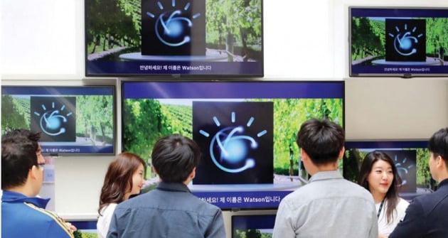 서울 여의도 IFC몰에서 열린 IBM 창립 50주년 인공지능 ‘왓슨’ 시연행사에서 시민들이 관계자로부터 ‘왓슨’에 대한 설명을 듣고 있다. 