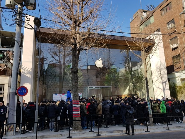 국내 첫 '카지노 토토스토어' 개장, 한파에도 카지노 토토 팬심 '후끈'