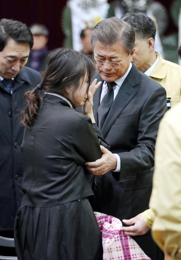 문재인 대통령이 27일 오전 경남 밀양시 삼문동 밀양문화체육회관에 마련된 세종병원 화재 참사 희생자 합동분향소를 방문해 유가족을 위로하고 있다. 사진 허문찬 기자