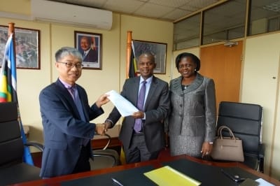 전략적 제휴를 맺는 데 합의한 최영호 엑세스바이오 대표(왼쪽)와 Ssegawa Ronald Gyagenda 보건부 차관(가운데), Sarah Achieng Opendi 보건부 장관(오른쪽)

 