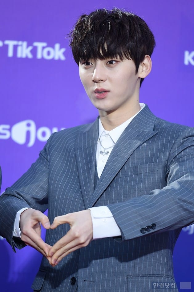 [포토] 워너원 황민현, '추워도 멈출 수 없는 워너블 향한 마음' (서울가요대상)