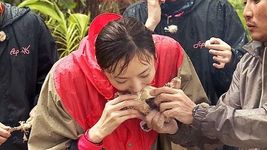 ‘정글의 법칙 쿡 아일랜드’ 먹방 찍는 이다희 (사진=SBS)