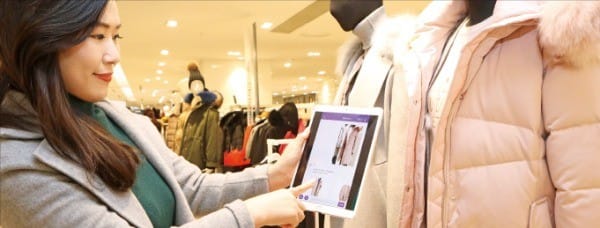 한 소비자가 롯데백화점이 작년 말 도입한 인공지능 챗봇 서비스 ‘로사’로부터 상품 추천을 받고 있다. 롯데 제공
 