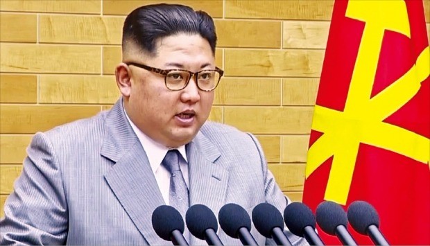 김정은 북한 노동당 위원장이 1일 오전 9시30분 조선중앙TV를 통해 신년사를 발표하고 있다. 이날 방송은 사전녹화된 것으로 알려졌다. 연합뉴스