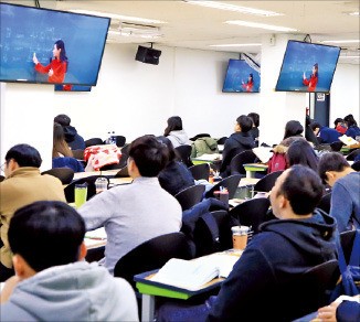 경찰·소방관 더 뽑는다는 얘기였는데… 공시생 울분에 진화 나선 정부