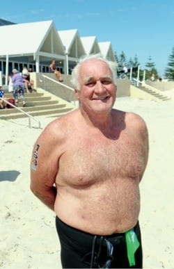 70세가 넘은 나이에 3㎞ 버셀턴 수영대회에서 우승을 차지한 맥컬린 씨. 