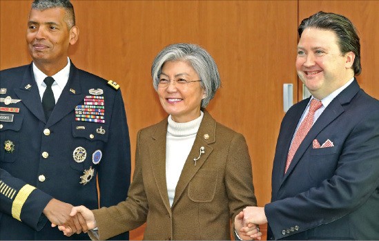 강경화 외교부 장관(가운데)이 4일 서울 도렴동 외교부 청사에서 마크 내퍼 주한미국대사대리(오른쪽), 빈센트 브룩스 주한미군사령관과 함께 손을 맞잡고 있다.  /연합뉴스 