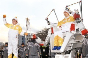 지난해 12월11일 대전에서 오준호 KAIST 교수(왼쪽)가 탑승형 로봇(FX-2)에게 성화를 인계하고 있다. 한경DB 