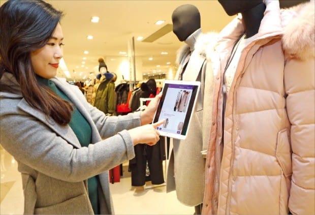 롯데백화점 본점을 찾은 소비자가 ‘이미지 인식(VR)’을 통해 상품을 검색해보고 있다.
 