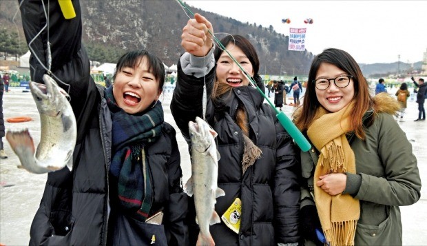 화천 산천어축제… “손맛 짜릿해요”