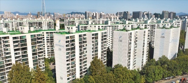 준공 후 30년을 맞아 호가가 치솟고 있는 서울 송파구 올림픽훼밀리타운 아파트. 한경DB