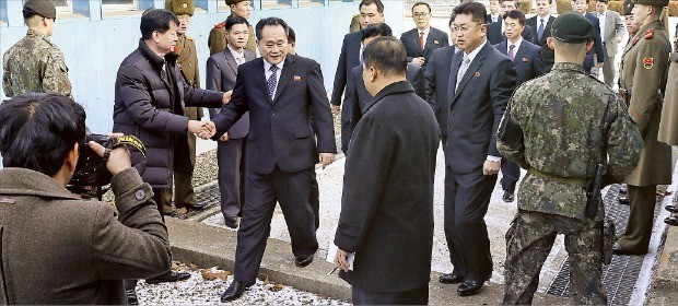 < 군사분계선 넘어 남한으로 > 이선권 조국평화통일위원회 위원장(가운데)을 비롯한 북측 대표단이 9일 판문점 남측 평화의집에서 열린 남북 고위급 회담에 참석하기 위해 판문점 군사분계선(MDL)을 건너며 남측 연락관과 악수하고 있다. 사진공동취재단