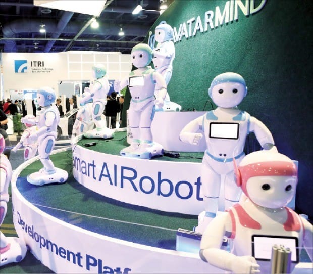 CES 2018 로봇관은 중국 기업들의 경연장이었다. 중국 업체 아바타마인드가 선보인 인공지능 로봇.  연합뉴스
 