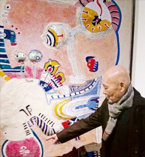 재일 미술인 곽덕준 씨가 갤러리 현대에 전시된 자신의 작품 ‘덫에 걸린 너구리’를 설명하고 있다. 