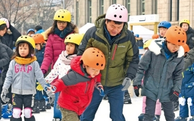 동장군 물러가자 스케이트장 '북적'