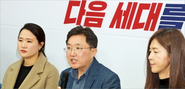 김용태 자유한국당 혁신위원장(가운데)이 14일 서울 여의도 당사에서 2차 혁신위원 명단을 발표하고 있다.  /연합뉴스 